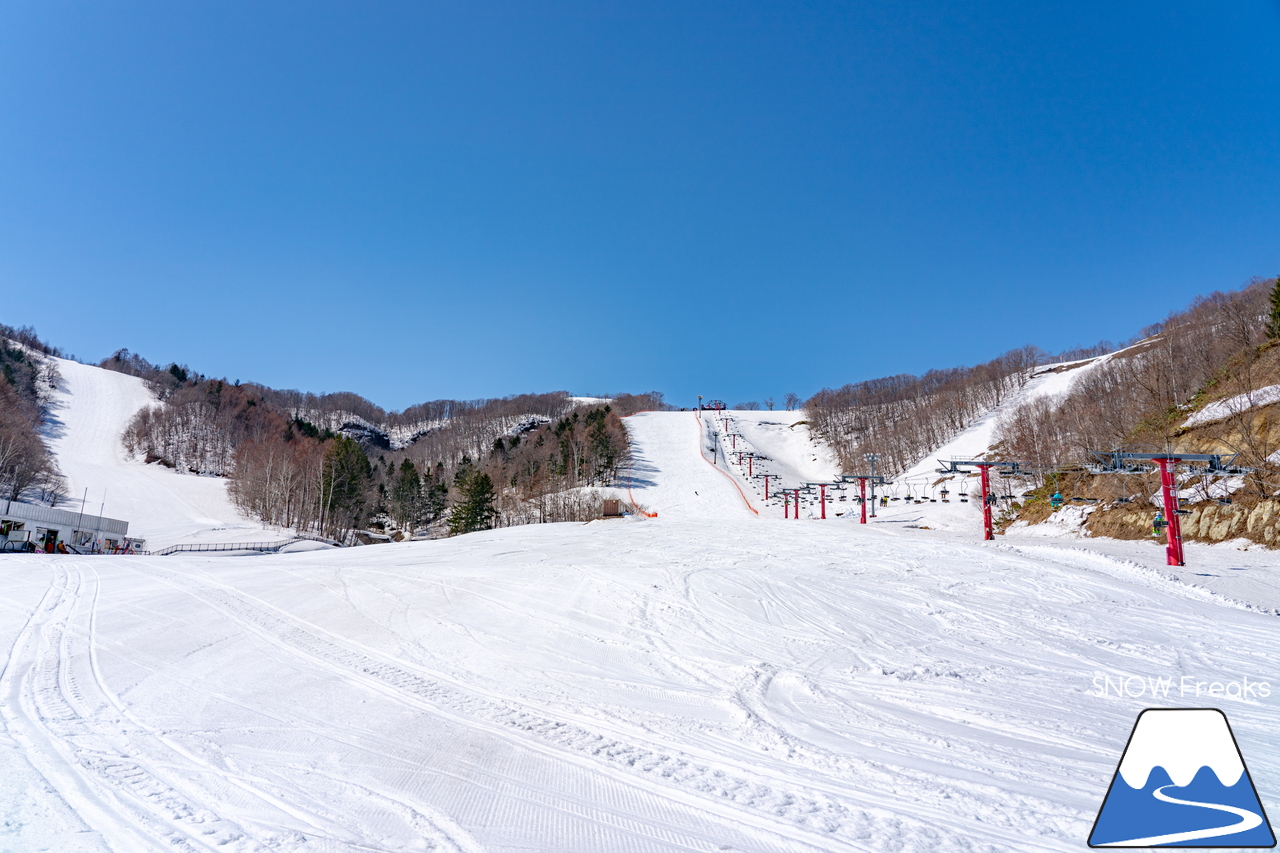 朝里川温泉スキー場｜豊富な残雪のおかげで、4月10日（日）まで営業延長中！日本海を眺めながら、のんびり春スキー＆スノーボードを楽しみましょう♪